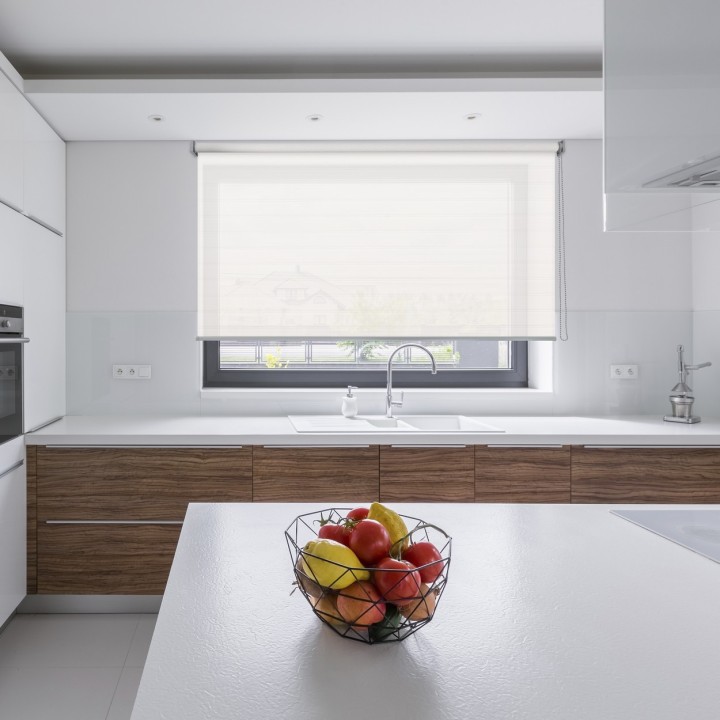 Roleta wolnowisząca Gładka Przyciemniająca Ex Paski Biała 71