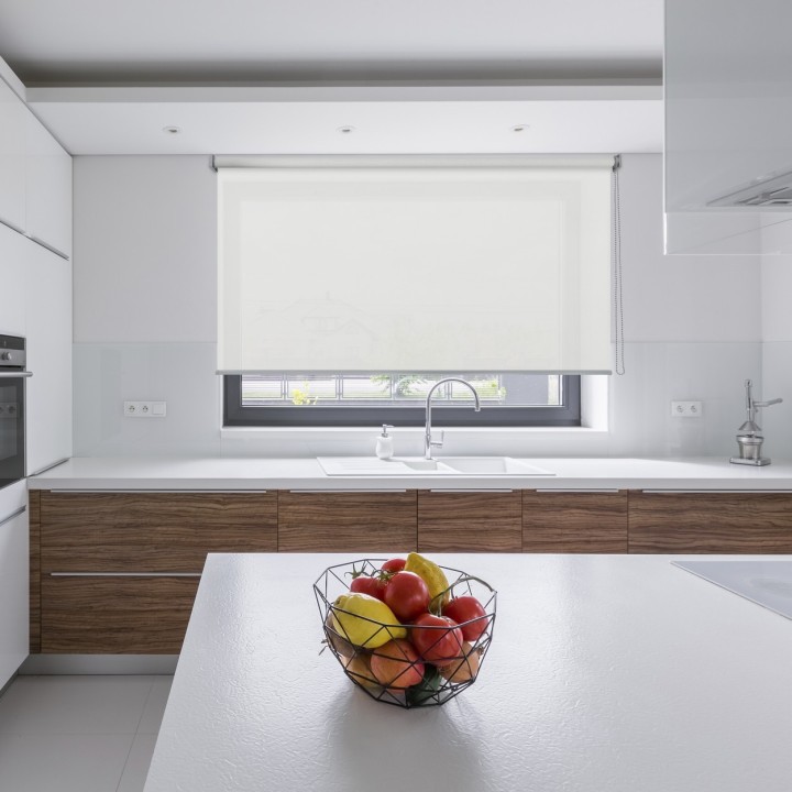 Roleta wolnowisząca Gładka Przyciemniająca Gładka Biała 530