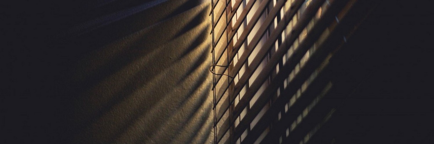 Żaluzje drewniane – właściwości, zalety i eksploatacja