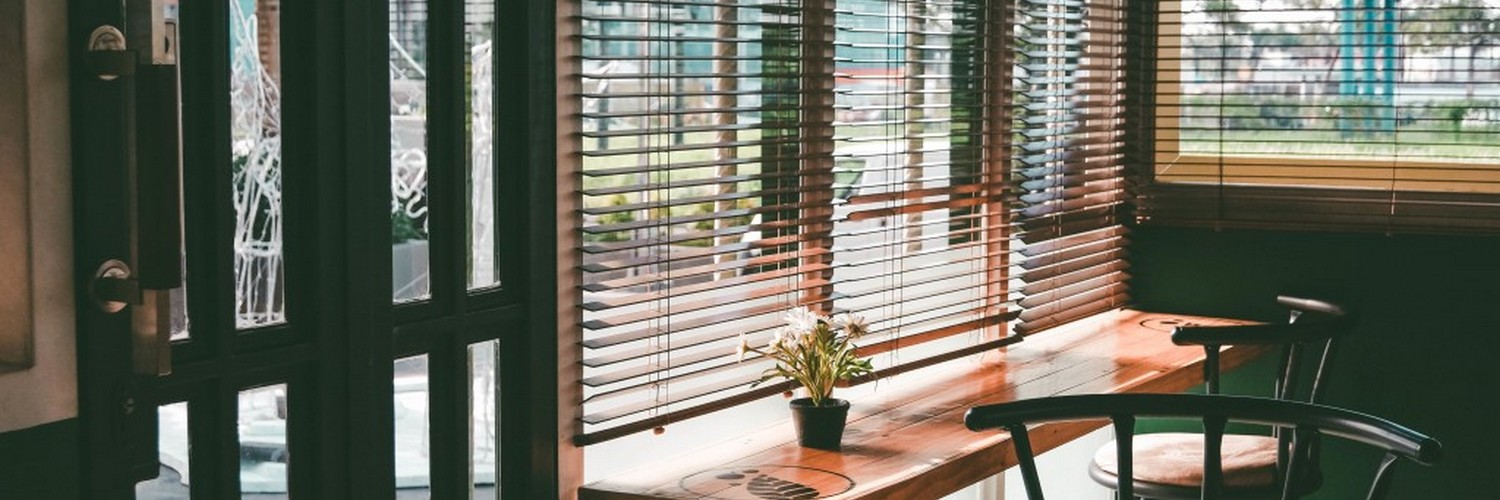 Żaluzje z drewna – najpopularniejsze rozmiary i kolory