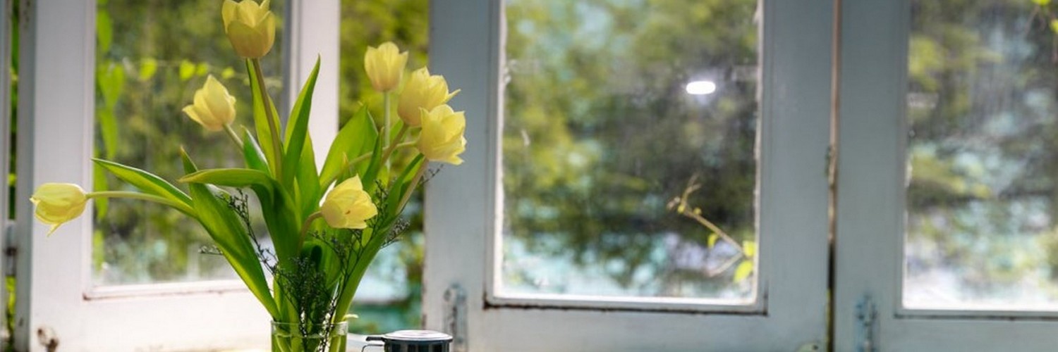 Wiosenna aranżacja okna z roletą w roli głównej
