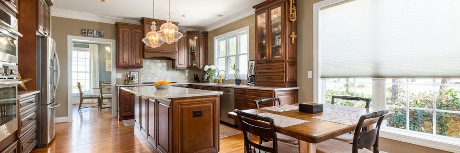 Rolety wolnowiszące z tkaniny – zalety i wady tego rozwiązania