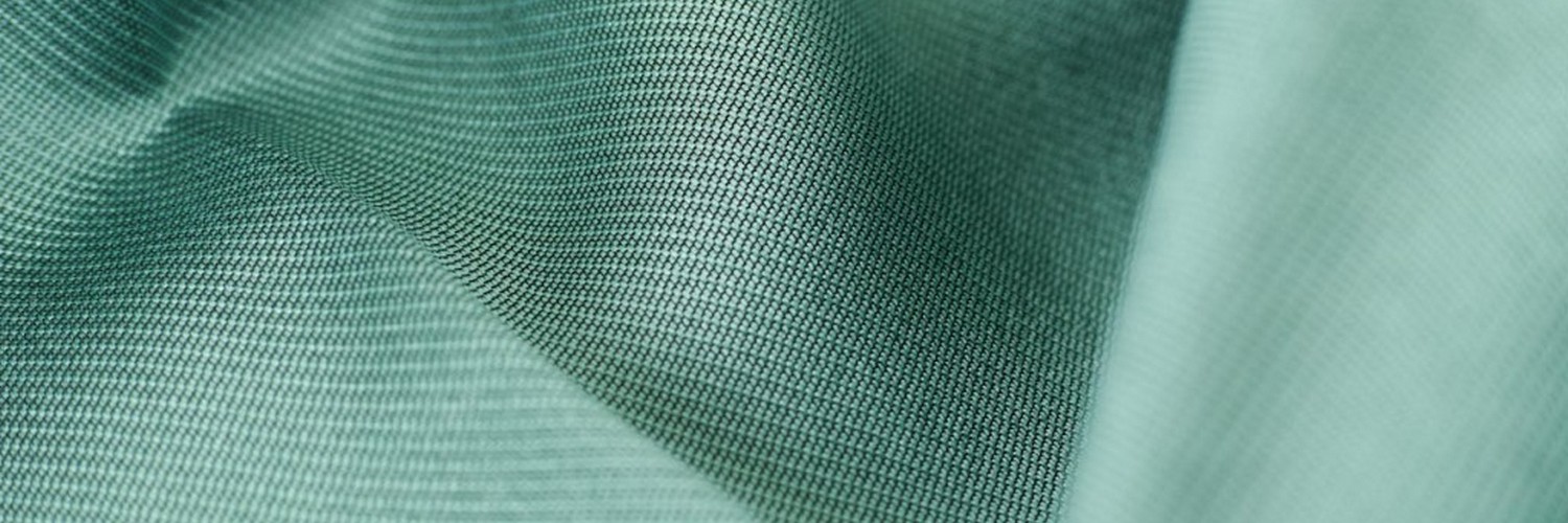 Materiał na rolety wewnętrzne – na jakie cechy zwrócić uwagę przy wyborze rolet?