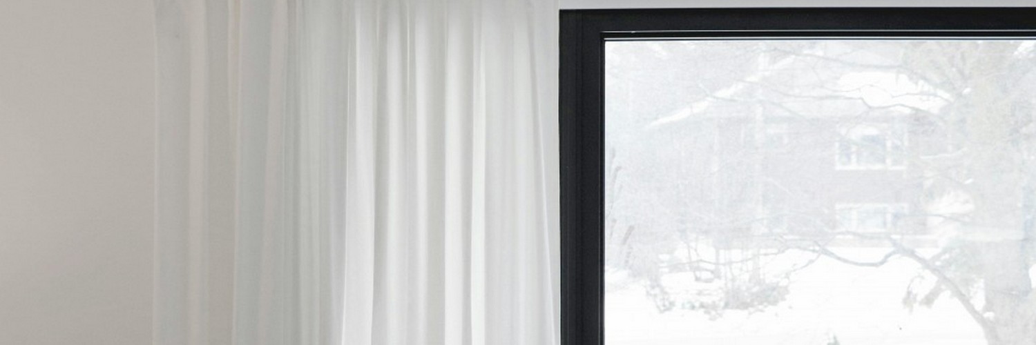 Karnisz, szyna sufitowa a może profil aluminiowy? Czyli co zamontować nad oknem