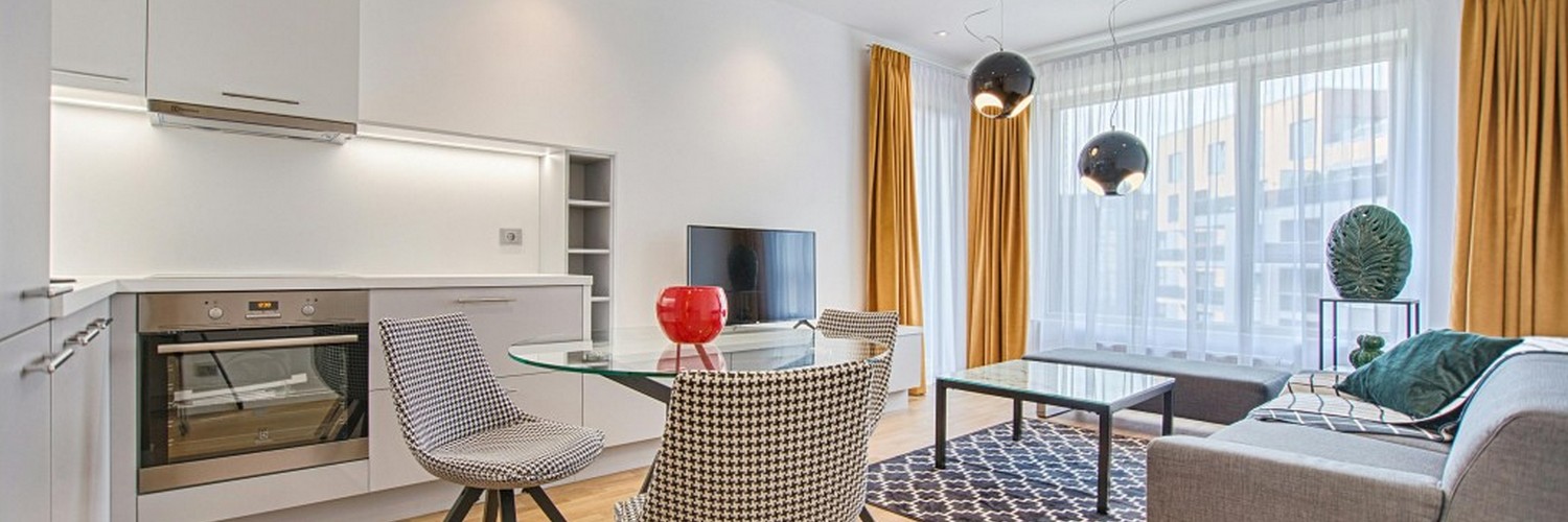 Wieszanie firanek i zasłon w praktyce