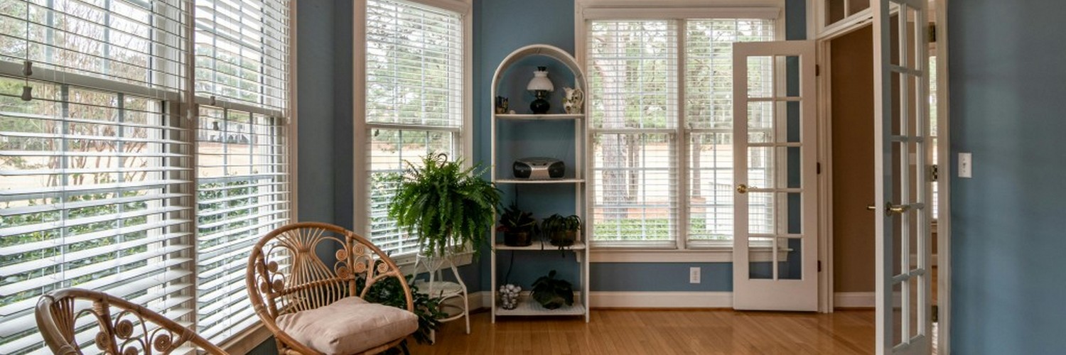 Jakie rolety i żaluzje sprawdzą się w bardzo nasłonecznionym pokoju?
