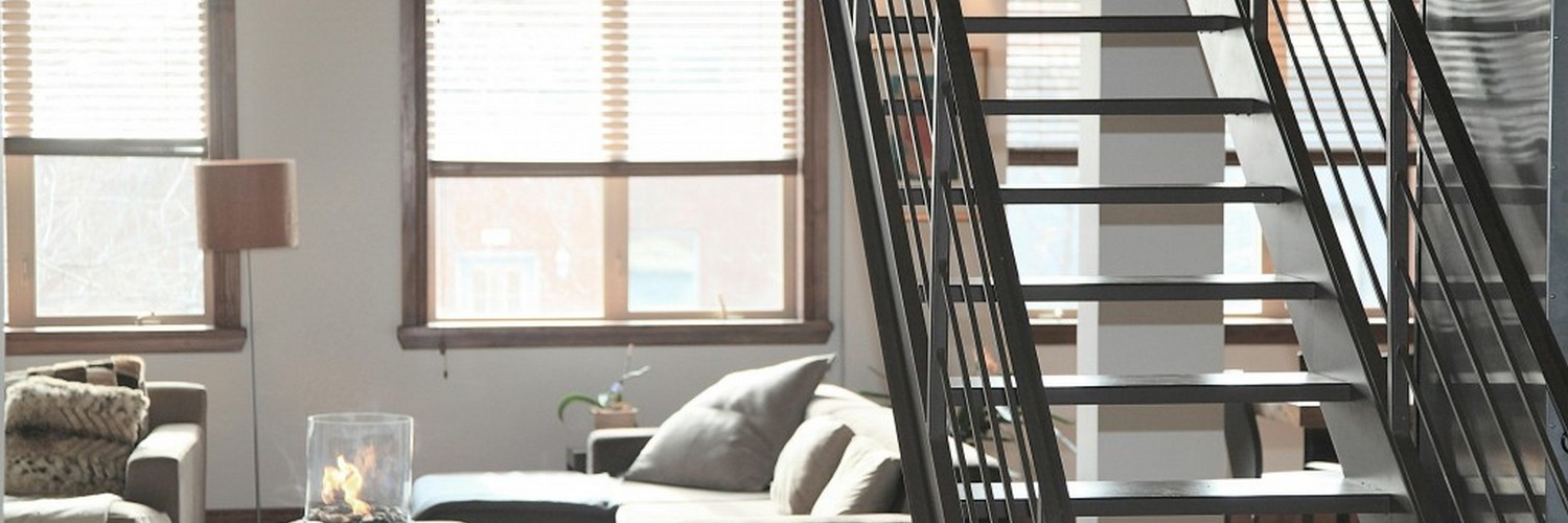 Jakie osłony okienne wybrać do salonu w stylu industrialnym?