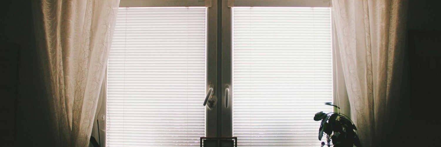 Plisy okienne a izolacyjność termiczna i akustyczna domu – co warto wiedzieć?