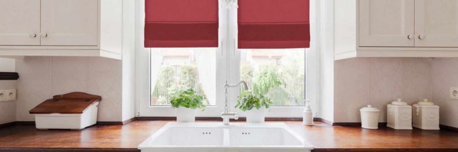 Rolety rzymskie, żaluzje czy plisy – co najlepiej pasuje do Twojego mieszkania?