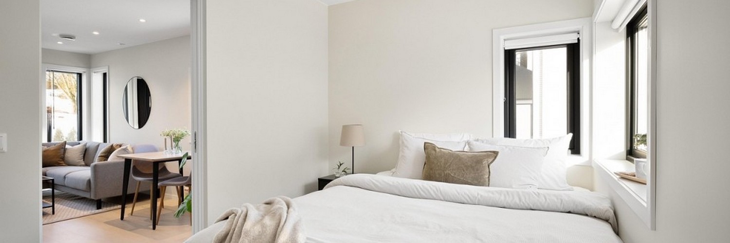 Rolety plisowane, z prowadnicą czy wolnowiszące? Jak wybrać idealne osłony okien