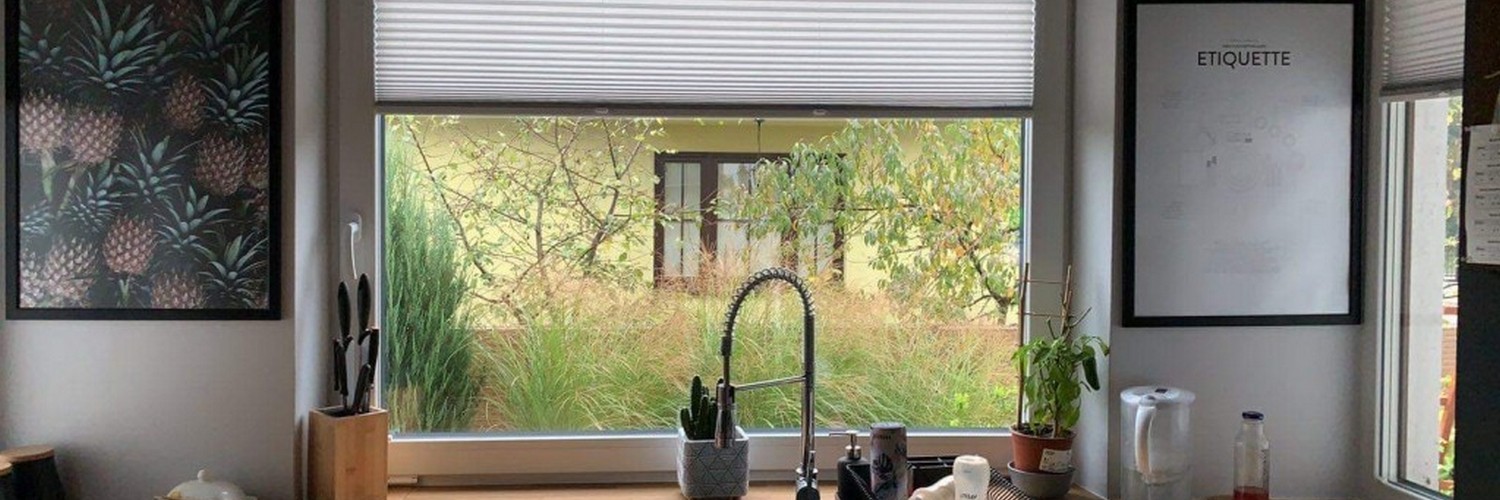 Jak przymocować rolety do okien plastikowych?