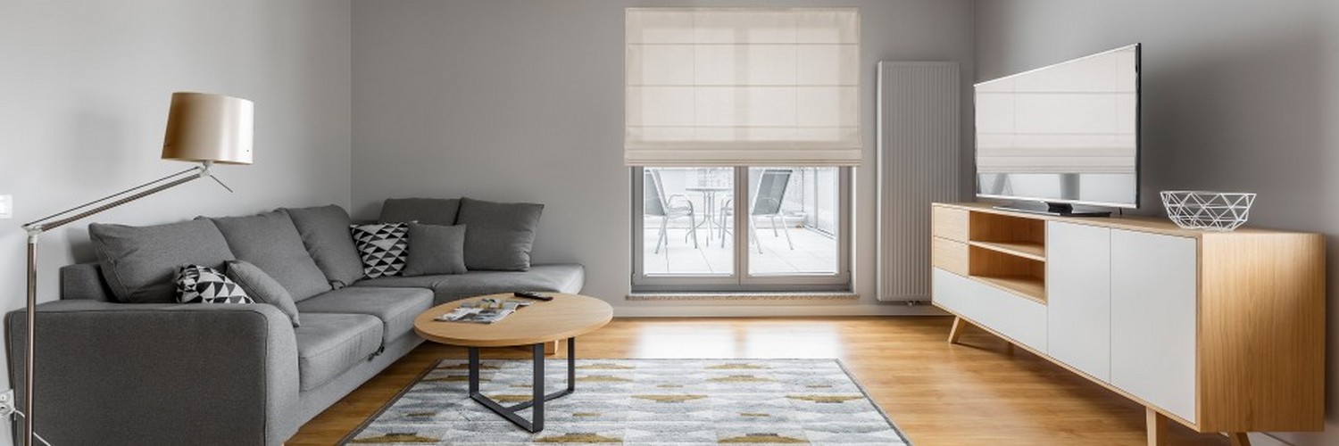 Rolety rzymskie do salonu — aranżacje