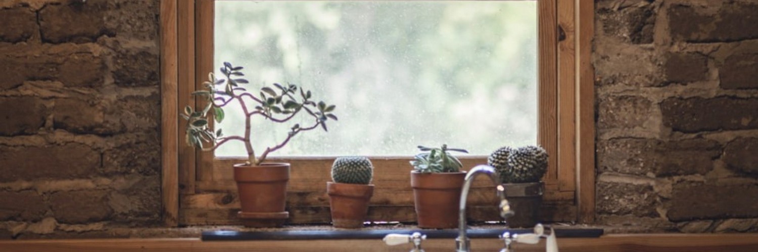 Jak udekorować okno w kuchni?