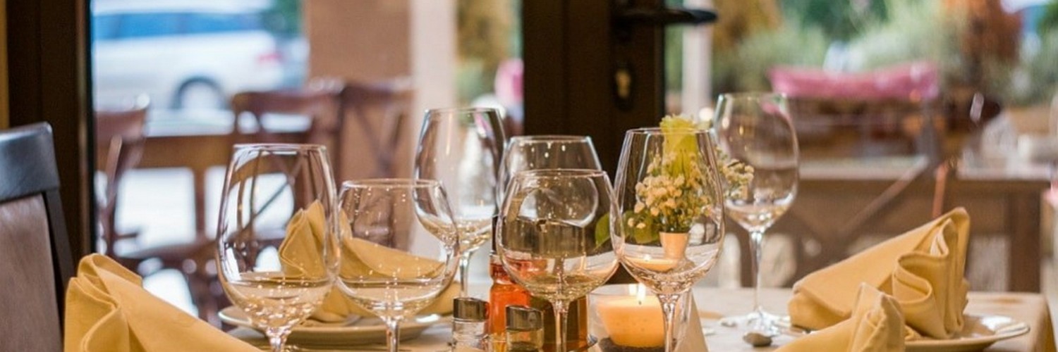 Jakie rolety wybrać do restauracji i baru?