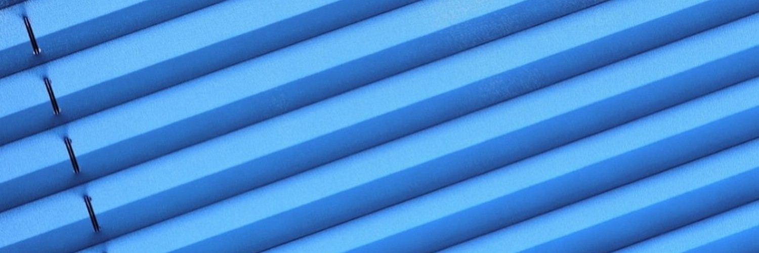 Jak montować karnisze na skosach? – Poradnik