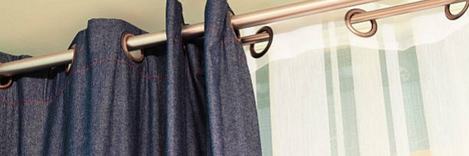 Karnisz przyklejany – czy warto się na niego zdecydować