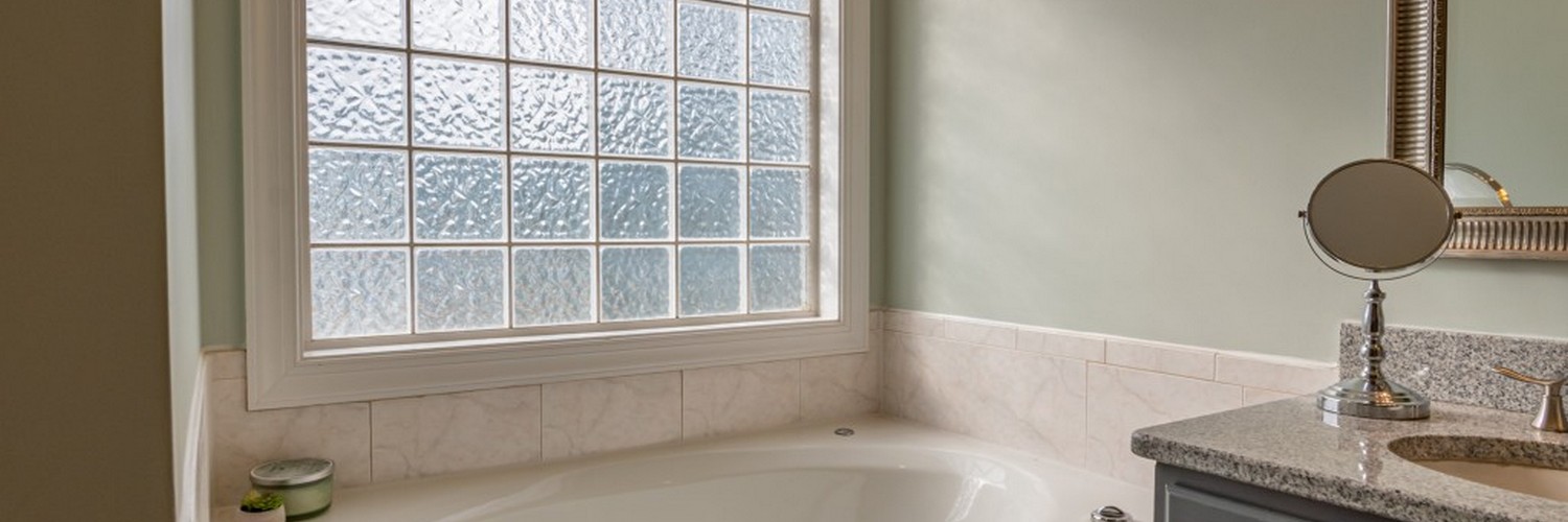 Na co zwrócić uwagę, wybierając rolety do łazienki