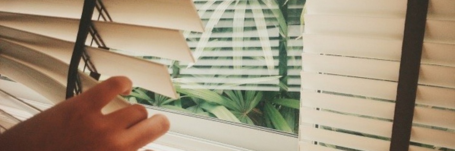 Rolety w kasecie czy wolnowiszące? Które wybrać