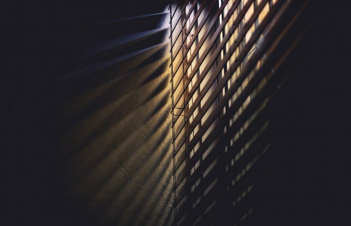 Żaluzje drewniane – właściwości, zalety i eksploatacja