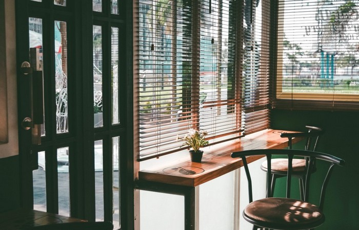 Żaluzje z drewna – najpopularniejsze rozmiary i kolory