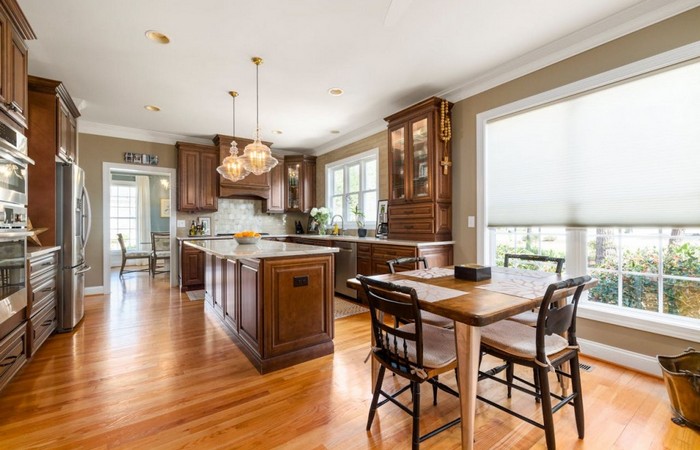 Rolety wolnowiszące z tkaniny – zalety i wady tego rozwiązania