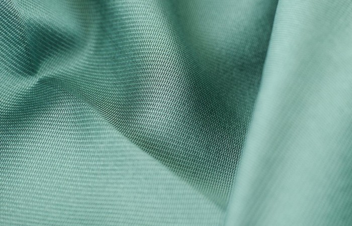 Materiał na rolety wewnętrzne – na jakie cechy zwrócić uwagę przy wyborze rolet?