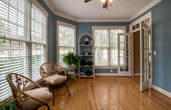 Jakie rolety i żaluzje sprawdzą się w bardzo nasłonecznionym pokoju?