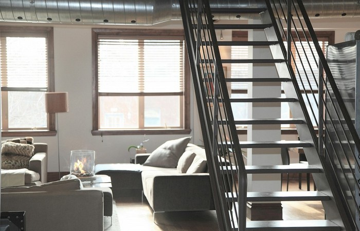 Jakie osłony okienne wybrać do salonu w stylu industrialnym?