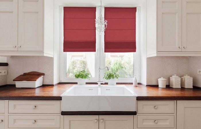 Rolety rzymskie, żaluzje czy plisy – co najlepiej pasuje do Twojego mieszkania?