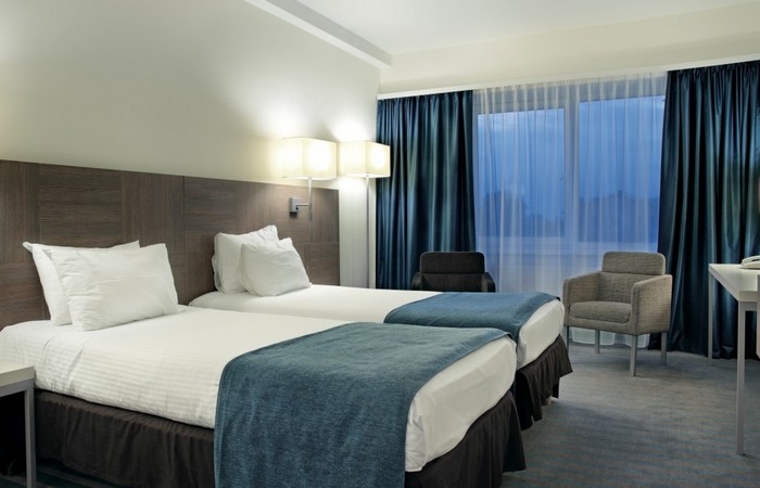 Jak upiąć za długie firanki?