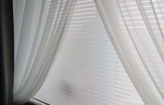 Jak wieszać firany na taśmie?