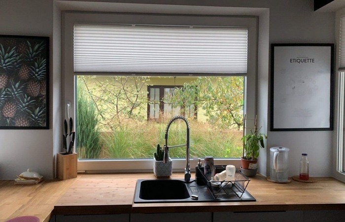 Jak przymocować rolety do okien plastikowych?