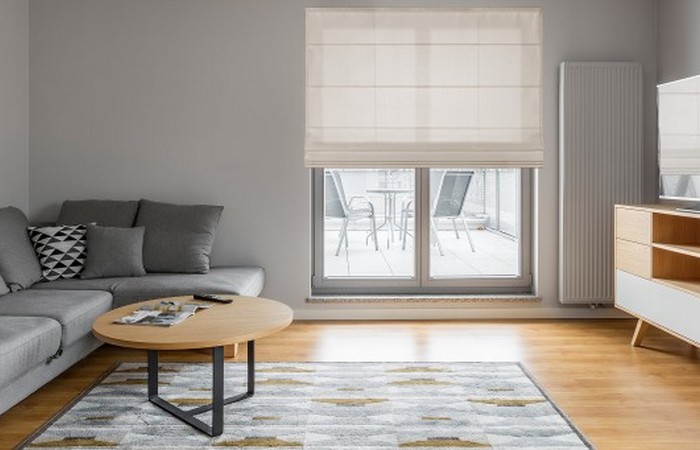 Rolety rzymskie do salonu — aranżacje