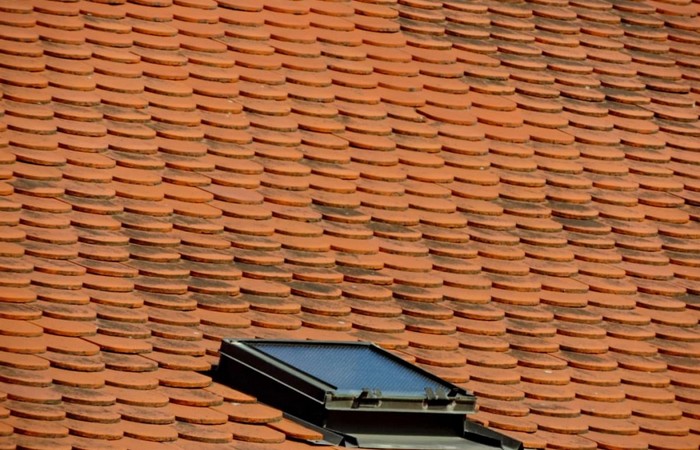 Czym zasłonić okna dachowe?