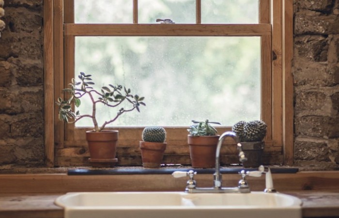 Jak udekorować okno w kuchni?