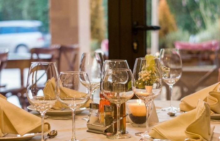 Jakie rolety wybrać do restauracji i baru?