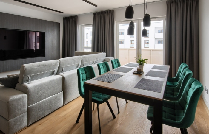 Karnisz, szyna sufitowa, a może profil aluminiowy? Czyli co zamontować nad oknem