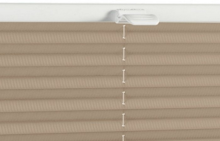 Jak wyczyścić plisy okienne?