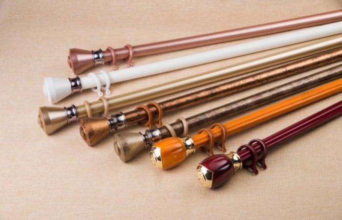 Jak zamontować karnisz bez wiercenia