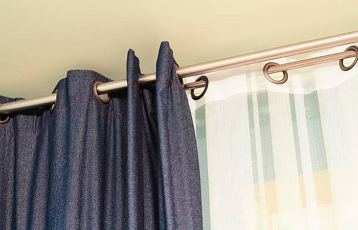 Karnisz przyklejany – czy warto się na niego zdecydować