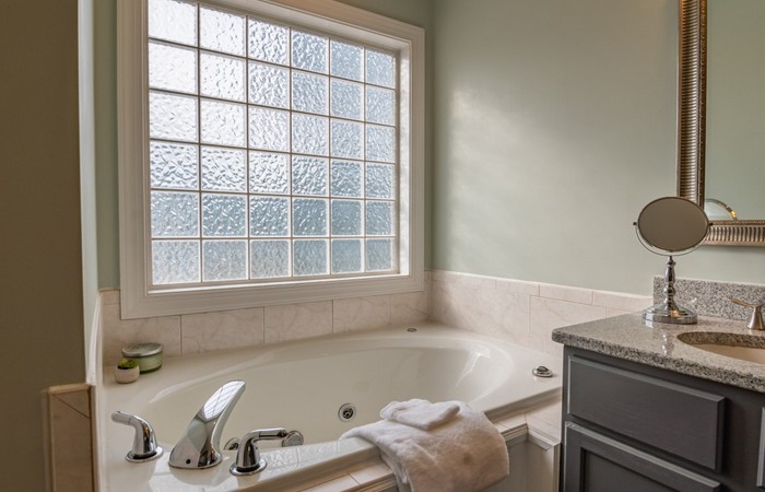 Na co zwrócić uwagę, wybierając rolety do łazienki