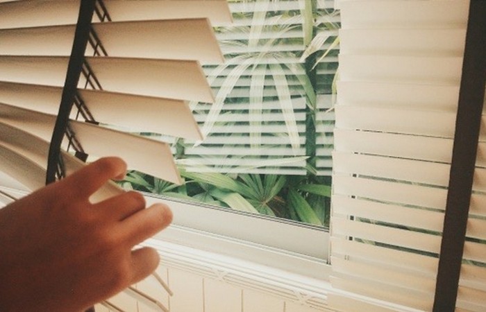 Rolety w kasecie czy wolnowiszące? Które wybrać