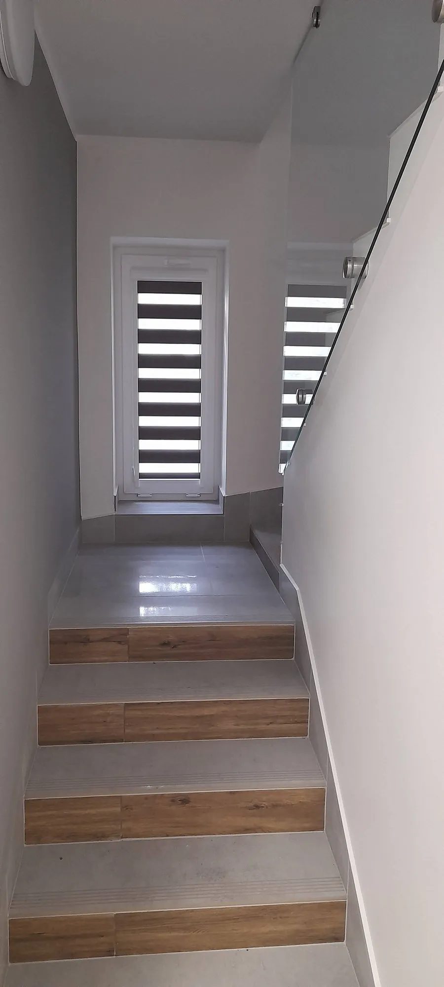 Roleta w kasecie PCV z prowadnicami Dzień Noc Grafit 1221.