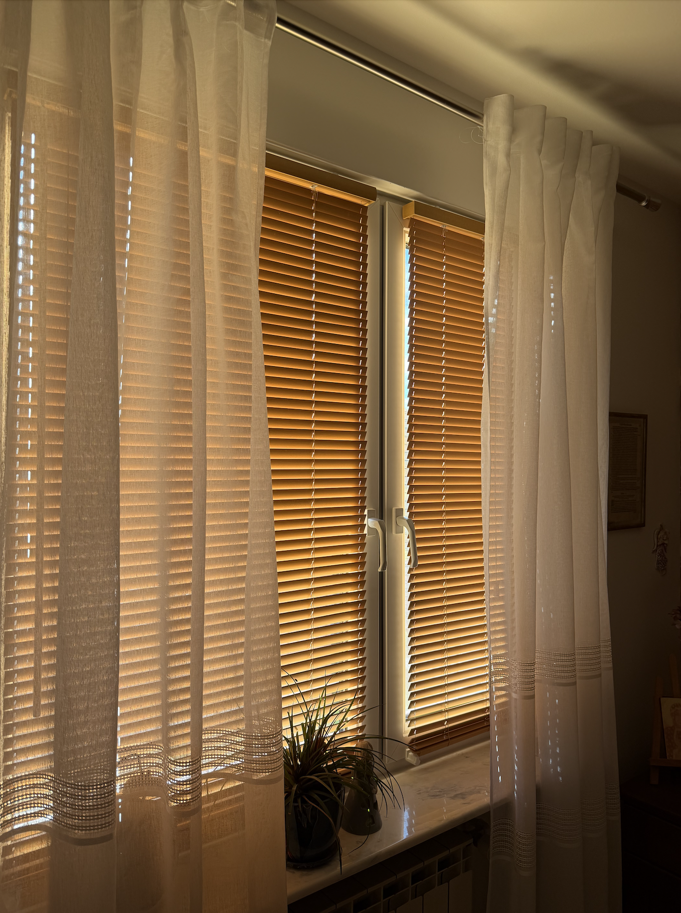 Żaluzje drewniane 25 mm Natural montaż bezinwazyjny